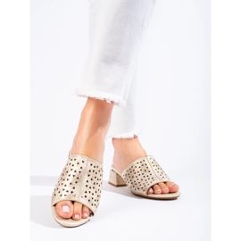 Les tongs dorés ouverts sur un poteau métallique bas d'or 1 Les tongs dorés ouverts sur un poteau métallique bas d'or 1