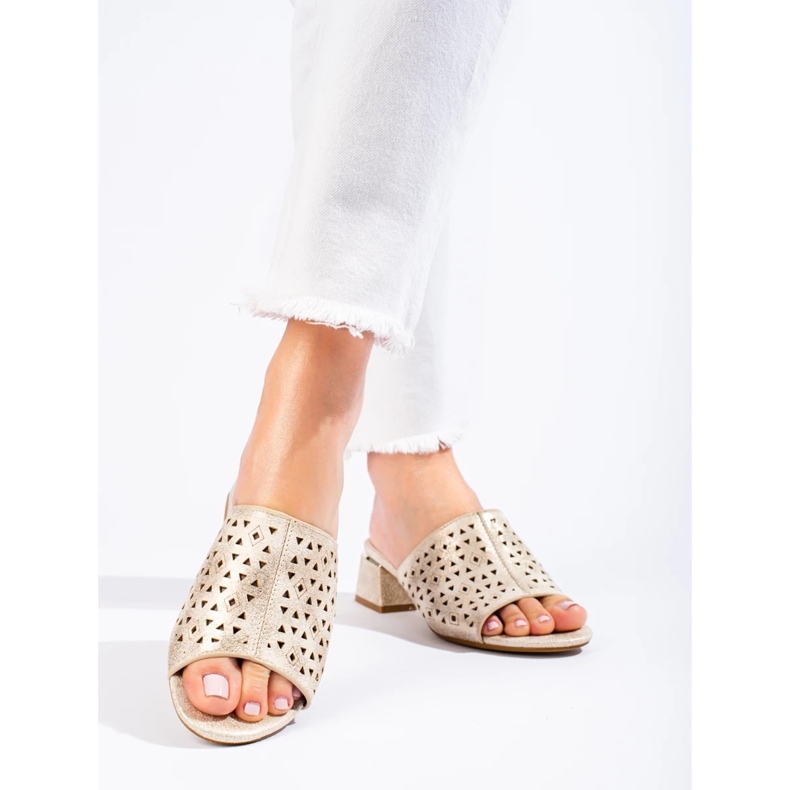 Les tongs dorés ouverts sur un poteau métallique bas d'or 1 Les tongs dorés ouverts sur un poteau métallique bas d'or 1