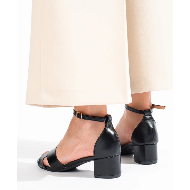 Sandales noires à petits talons de Shelovet 2
