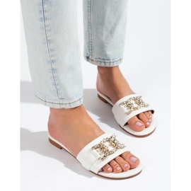 Chaussons blancs pour femme avec une élégante boucle Shelovet 1