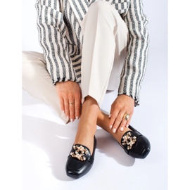Mocassins noirs pour femmes avec une décoration dorée de Shelovet le noir 2 Mocassins noirs pour femmes avec une décoration dorée de Shelovet le noir 2