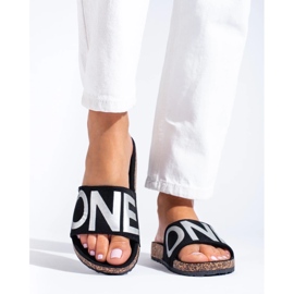 Tongs noires avec lettrage argenté sur le capuchon de Shelovet le noir 2