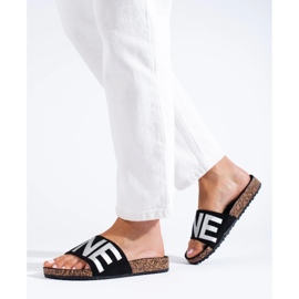 Tongs noires avec lettrage argenté sur le capuchon de Shelovet 1