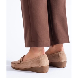 Mocassins en daim beige à semelle compensée basse de Shelovet 1