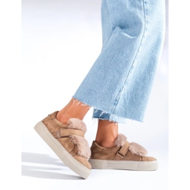 Baskets en daim beige avec fourrure de Shelovet 3