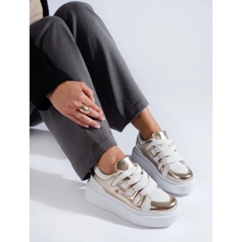 Baskets à plateforme hautes dorées et blanches de Shelovet 1