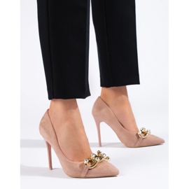 Talons hauts en daim rose avec une chaîne de Vinceza 3