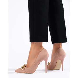 Talons hauts en daim rose avec une chaîne de Vinceza 4