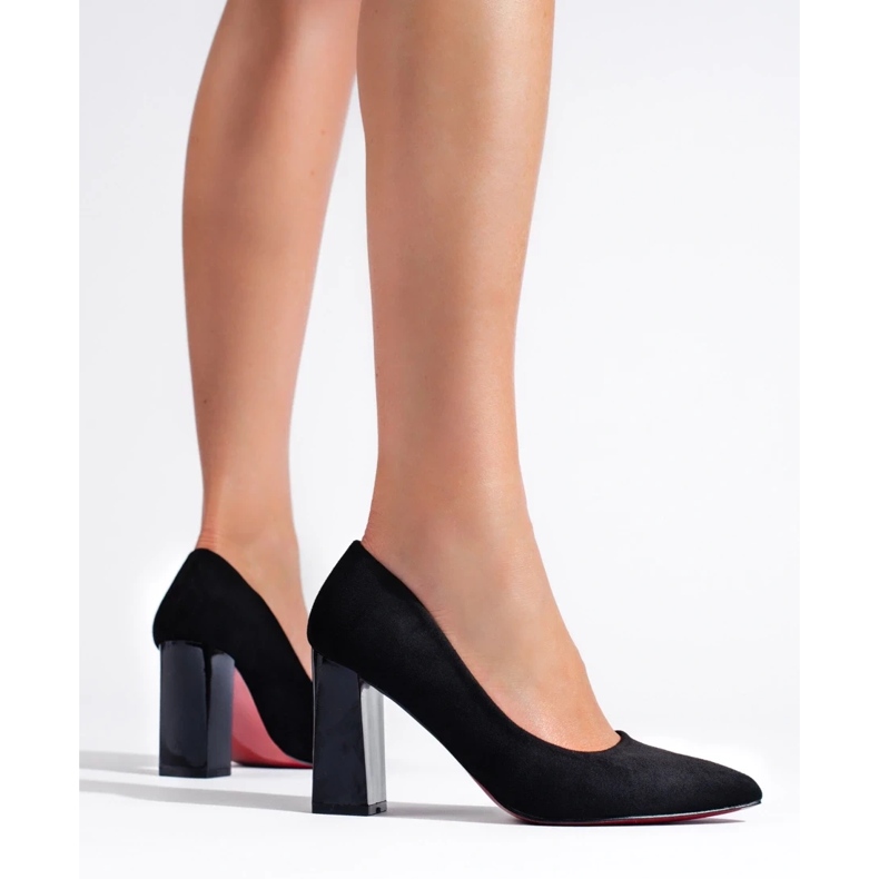 Escarpins noirs pour dames sur le poteau le noir 1