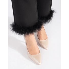Escarpins pour femmes sur un talon haut beige 1