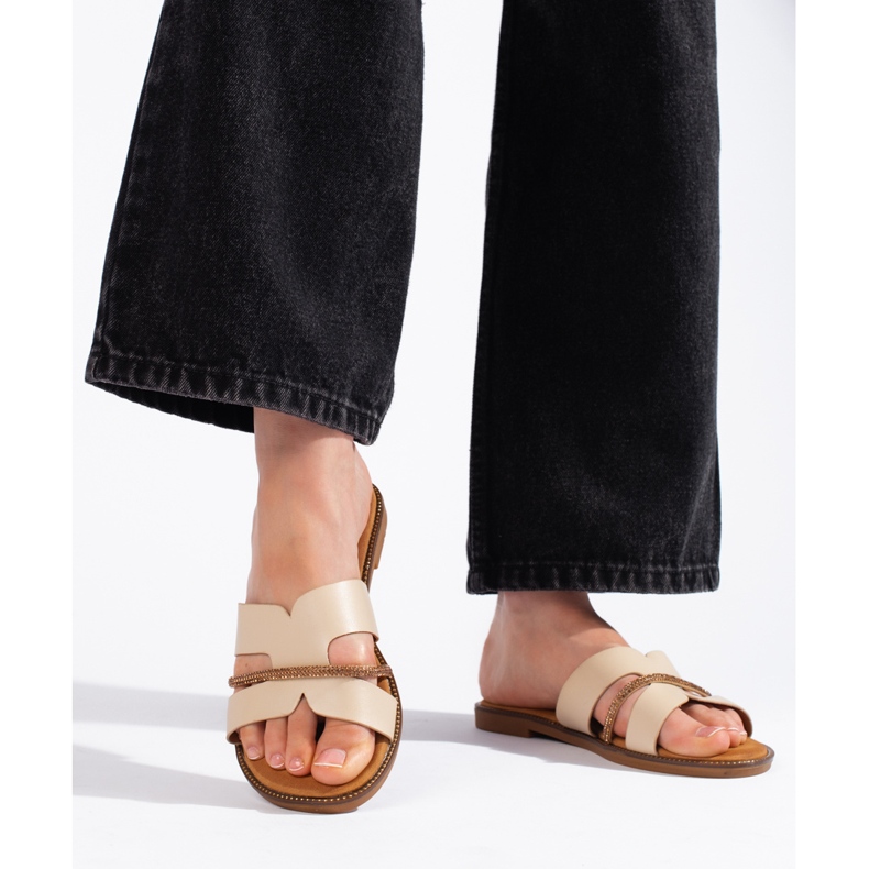 Tongs beiges pour femmes élégantes 2 Tongs beiges pour femmes élégantes 2