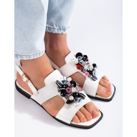 Sandales femme blanches avec décoration 2