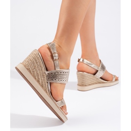 Sandales compensées dorées pour femme 2