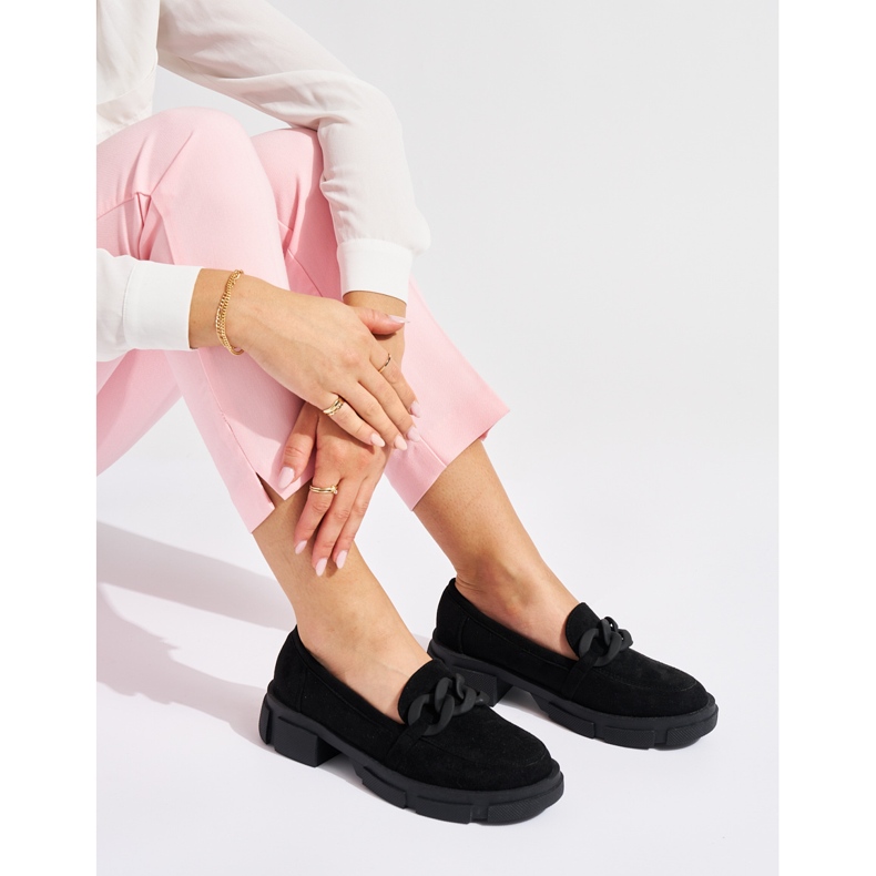 Mocassins femme noirs avec chaîne décorative 2