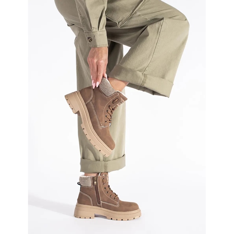 Bottes femme isolées marron brun 1