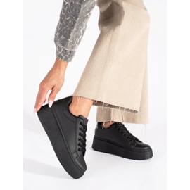 Baskets noires sur la plateforme 2