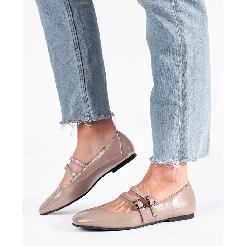 Ballerines vernies beiges à fermoir 1