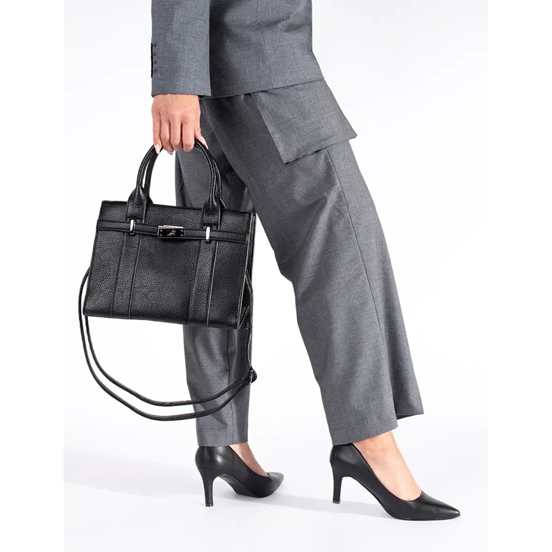 Escarpins à talons hauts noirs classiques et élégants 1