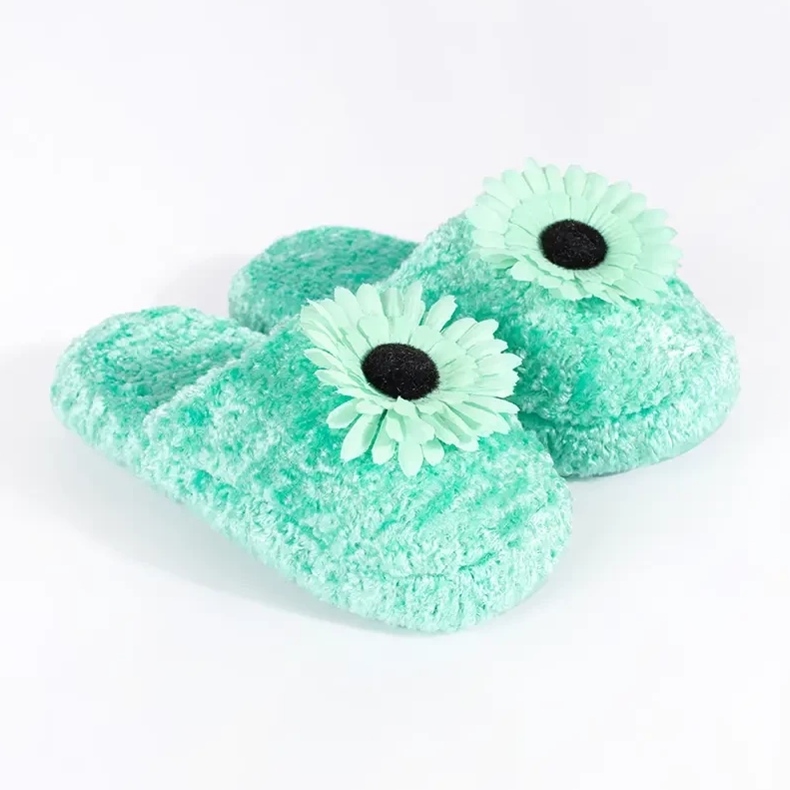 Chaussons enfants verts avec une fleur décorative 1