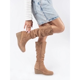 Bottines compensées femme en daim beige 4