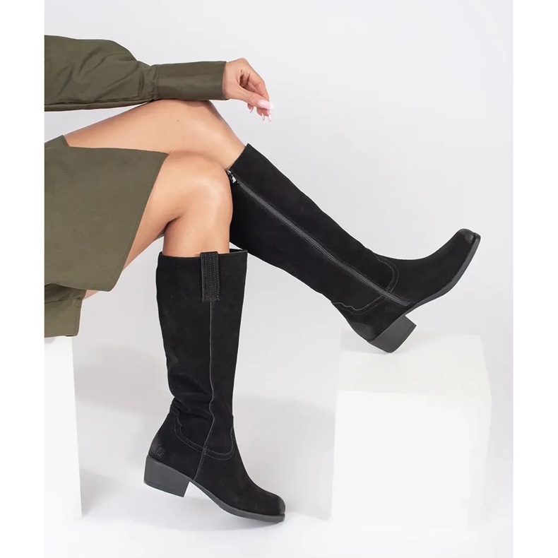 Bottes femme isolées en cuir noir par Sergio Leone le noir 1