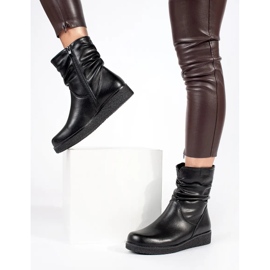 Bottines pour femmes en cuir noir sur une semelle basse avec une tige à volants par Sergio Leone le noir 1