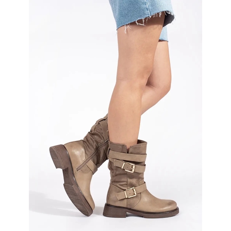 Bottines femme beiges à talons bas et boucles 1