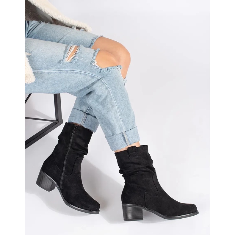 Boots femme noires style cowboy avec tige à volants 1