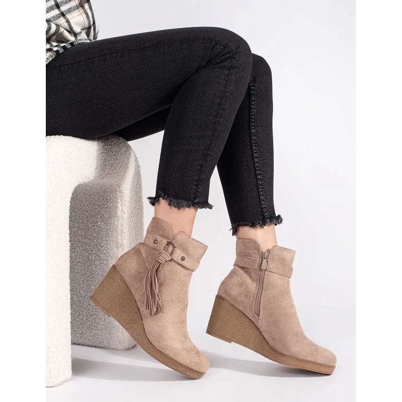 Bottines compensées femme en daim beige à franges 1