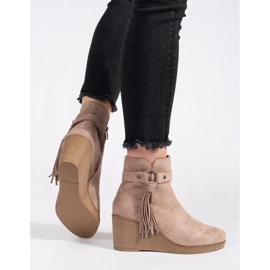 Bottines compensées femme en daim beige à franges 3