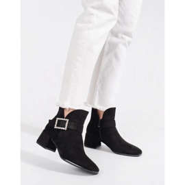Bottines femme en daim noir avec boucle argentée le noir 2