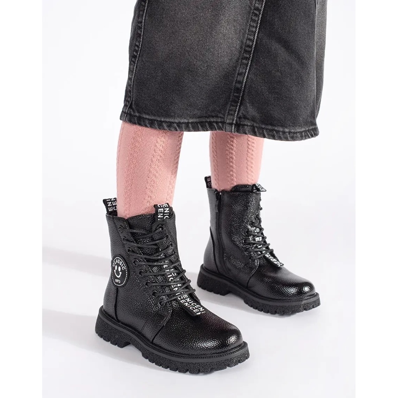 Bottines à lacets noires isolées avec de la fourrure le noir 1
