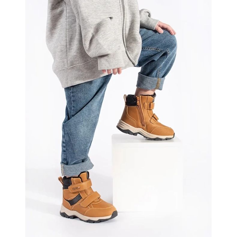 Bottines garçon isolées avec velcro brun 2