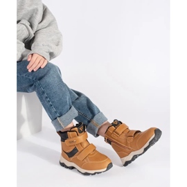 Bottines garçon isolées avec velcro brun 3