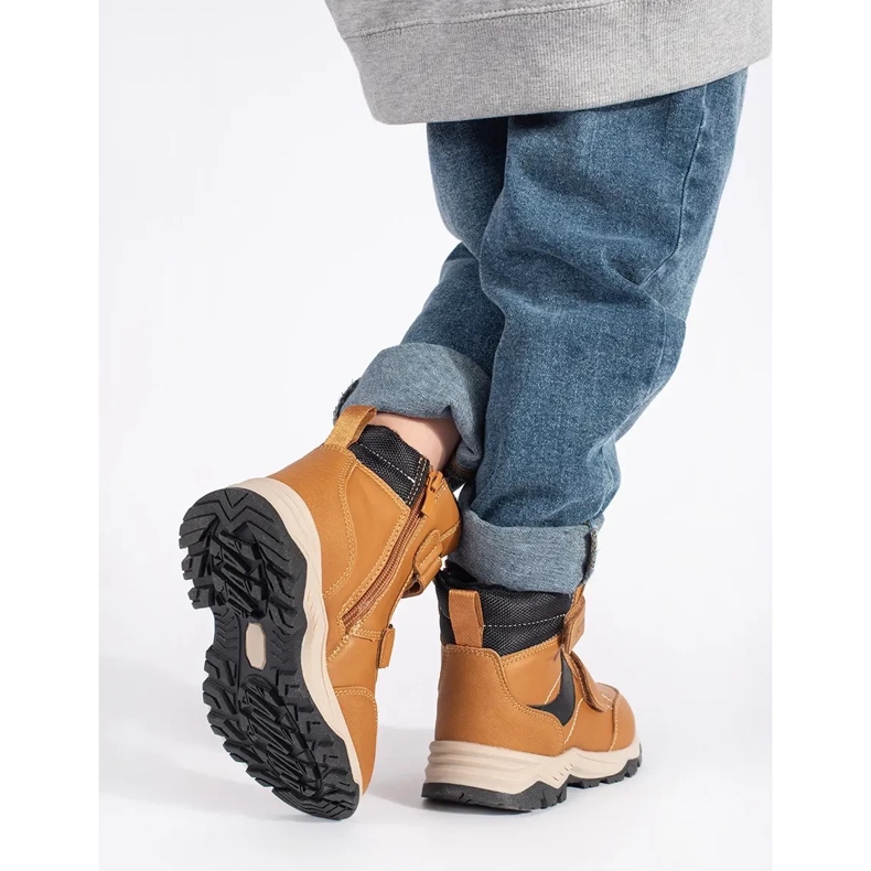 Bottines garçon isolées avec velcro brun 1