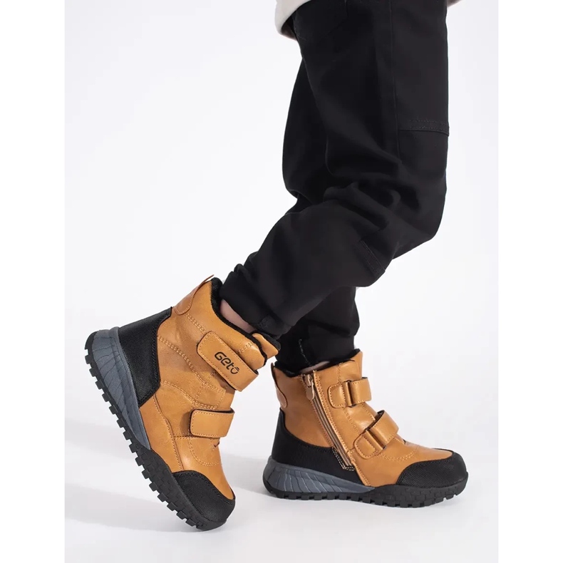 Bottines garçon isolées avec velcro brun 1