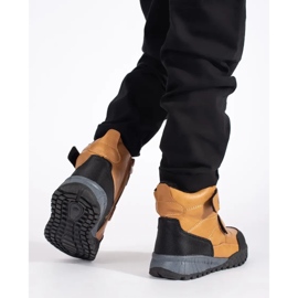Bottines garçon isolées avec velcro brun 3