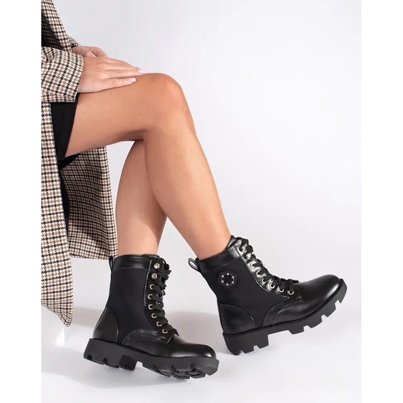 Bottes de travail isolées pour femmes noires sur la plate-forme le noir 1