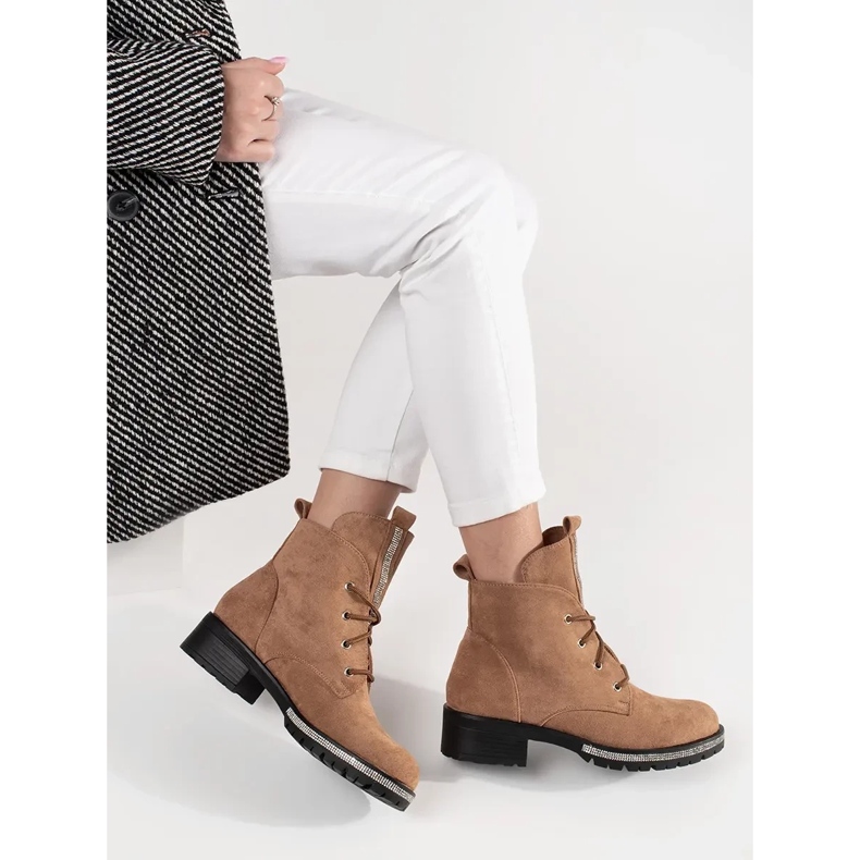 Bottes en dentelle beige avec zircons 2 Bottes en dentelle beige avec zircons 2