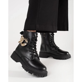 Travailleurs noirs avec une chaîne dorée 1