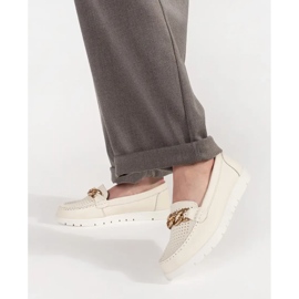 Goodin Mocassins beige légers en cuir avec une chaîne sur la plate-forme 1