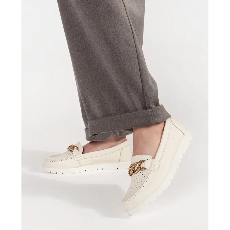 Goodin Mocassins beige légers en cuir avec une chaîne sur la plate-forme 1