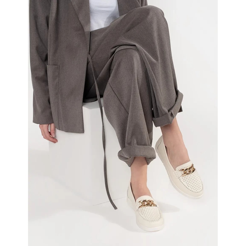 Goodin Mocassins beige légers en cuir avec une chaîne sur la plate-forme 2