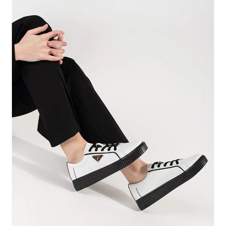 Goodin Baskets blanches et noires en cuir sur une semelle épaisse 1