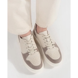 Goodin Baskets en cuir beige sur la plateforme 1