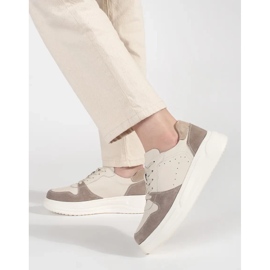 Goodin Baskets en cuir beige sur la plateforme 2