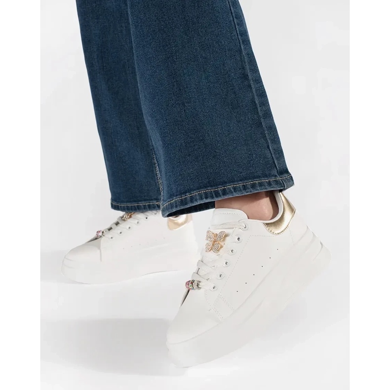 Baskets blanches sur la plate-forme avec épingle 1