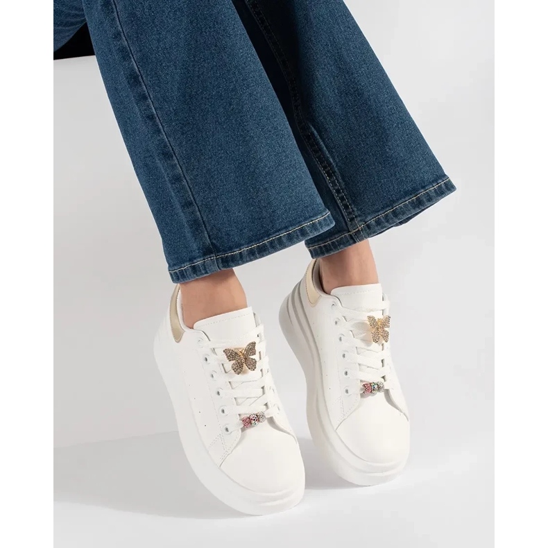 Baskets blanches sur la plate-forme avec épingle 2