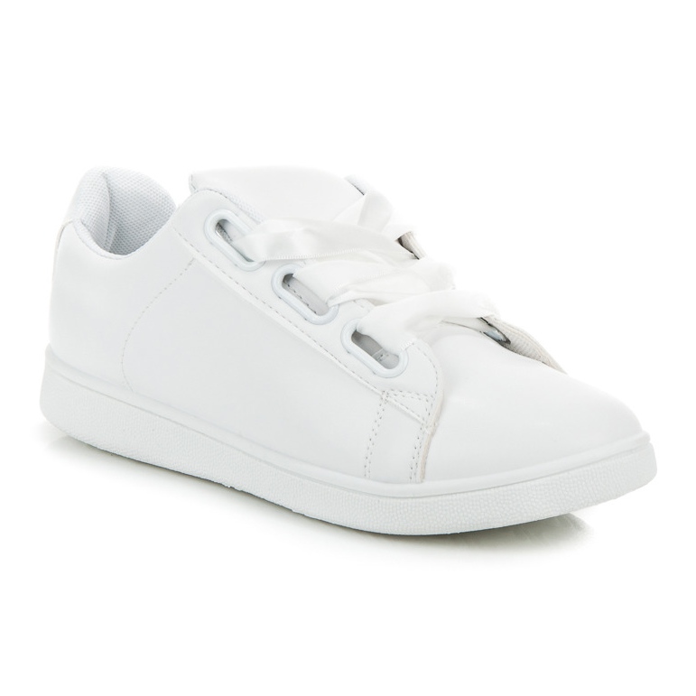 Baskets Blanches Avec Un Ruban 1