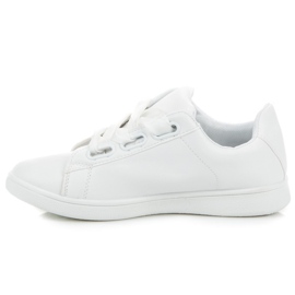 Baskets Blanches Avec Un Ruban 2